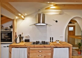 Kuchnie. We współcześnie projektowanych kuchniach światło służy już nie tylko do celów użytkowych. Podobnie jak w salonie podkreśla również walory estetyczne pomieszczenia, buduje nastrój i efektownie modeluje przestrzeń. Tak jest właśnie w wybranych przez nas wnętrzach.<br/> Dodatkowym źródłem światła w kuchni są lampki w okapie, które oświetlają nie tylko płytę grzejną, ale także blat roboczy. Ścianę nad nim pomalowano farbą, a potem pokryto lakierem akrylowym. Tworzy on trwałą powłokę, którą można myć wodą z dodatkiem detergentów.