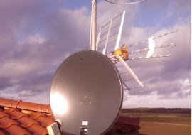 Do odbioru sygnałów naziemnych wykorzystywane są anteny na zakres: UKF-FM (radio), VHF i UHF