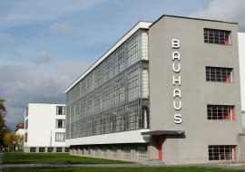 Zabudowania Bauhausu w Dessau powstały w latach 1925-1926