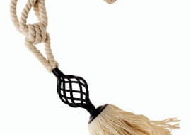 Chwosty, sznury, taśmy - kolorowe, estetyczne drobiazgi, bez których nasze okna wyglądałyby mniej efektownie, a nawet... smutno. <BR />DEKORACJE - ŁADNE OKNA. <BR />Sznur z bawełny i metalu, 34,90 zł, Decorador