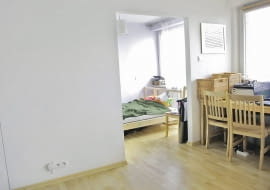 PRZED ZMIANĄ. Z braku mebli do przechowywania ich rolę przejął... stół, na którym gospodarze trzy-mali mnóstwo rzeczy. W efekcie nie mógł pełnić swojej właściwej fun-kcji. W obu częściach pomieszcze-nia były tylko najpotrzebniejsze sprzęty, co wywoływało wrażenie tymczasowości.