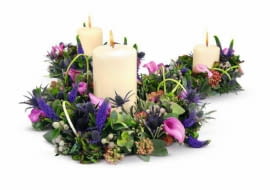 ONE TIME USE ONLY DO JEDNOKROTNEJ PUBLIKACJI DZIEN WSZYSTKICH SWIETYCH DEKORACJA WIENIEC Z ROSLINY KWIATY - HORTENSJA , PRZETACZNIK , BRUNIA , CANTEDESKIA KALLA , MIKOLAJEK , ROZCHODNIK , EUKALIPTUS ; SWIECE STYLIZACJA JOANNA ROSPONDEK FOT. BIURO KWIATOWE HOLANDIA PUBLIKACJA BUKIETY NR 3 (38) - JESIEN 2007 SLOWA KLUCZOWE: ROSLINY KWIATY FLORYSTYKA SWIETA CMENTARZE OSWIETLENIE