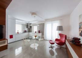 W salonie znajduje się kultowy fotel 'Egg' autorstwa Arne Jacobsena w ulubionym kolorze właścicielki - intensywnej czerwieni.