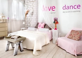 <b> Nastrojowa, romantyczna i bardzo kobieca; chłodna połączona z przytulnym stylem kolonialnym; orientalna oraz postmodernistyczna. Każda godna uwagi. </b> <BR />SYPIALNIA 1 - ROMANTYCZNI SĄ WŚRÓD NAS. Subtelna kolorystyka, ozdobne tkaniny, gustowne dodatki oraz meble, wyszukane na strychu i odnowione, nadały tej sypialni wdzięczny styl kojarzący się z wnętrzami dziewiętnastowiecznych domów z angielskiej wsi. <BR /> Pomysł na sypialnię w romantycznym stylu już dawno powstał w marzeniach właścicielki. Po przeprowadzce do nowego mieszkania wreszcie udało się go zrealizować. I to tanim kosztem!