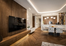 Apartament pełen ciepła - przytulna aranżacja pełna drewna