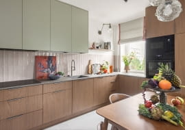 Oddzielna kuchnia ze stołem to serce mieszkania. Choć miała być przede wszyst-kim praktyczna, ujmuje przyjaznym wyglądem.