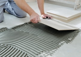 Układanie płytek podłogowych