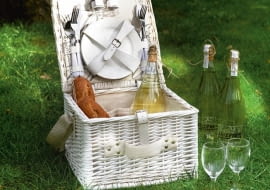 Rattanowy kosz piknikowy z miejscem na talerze, sztućce, kieliszki i zestaw sól i pieprz, 439 zł, Riviera Maison, HOUSE&more, houseandmore.pl