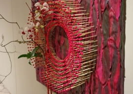 Pochwała abstrakcji - taki obraz wspaniale wyglądałby w nowoczesnym wnętrzu. Jego tło wykonano z purpurowych liści kordyliny.