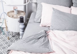 Pościel szaro-różowa. nocne dobra