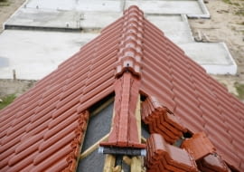 Zabezpieczenie dachu w kalenicy