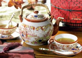 19.06.2007 ARANZACJA - HERBATA PO CHINSKU FILIZANKI DZBANEK STYLIZACJA JOANNA PLACHECKA CZTERY KATY FOT. AGATA JAKUBOWSKA / AGENCJA GAZETA PUBLIKACJA CZTERY KATY NR 10 (192) - 10 2007 SLOWA KLUCZOWE: WNETRZA NACZYNIA