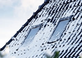 W przypadku okien dachowych zaleca się odśnieżanie, mimo iż są odporne na ciężar zalegającego śniegu