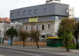 Nadbudowa secesyjnej kamienicy w Mławie to przykład wyjątkowo brutalnego niszczenia zabytków. Prezentujemy zdjęcia jeszcze z budowy, lato 2011. Nominację przesłał Robert Bierwiaczonek.