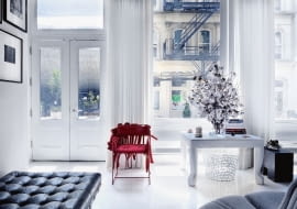 Przez wielkie okna życie ulicy wnika do wnętrza. Drzwi wejściowe są jak przejście z pokoju do pokoju - przeszklone, nieprzesadnie solidne. Lela i Brandon są nowojorczykami z przekonania i z pasji; bez obaw wpuszczają wielkie miasto za próg.