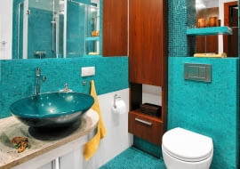 <B>Im więcej szafek w łazience, tym większy porządek w łazience. Najlepiej zabudować pojemną szafą całą ścianę. Gdy wielkość pomieszczenia na to nie pozwala, warto pomyśleć o schowkach w innych, nawet nietypowych miejscach. Kilka pomysłów znajdziecie poniżej.</B> <BR />Z DALA OD WODY. Wnęka, która powstała przy sedesie, została zabudowana szafką. Zrobiono ją na wymiar z płyty fornirowanej orzechem amerykańskim. Mebel wspiera się na wysokim cokole, co ułatwia mycie podłogi; szafki nie zniszczy też rozlana woda.