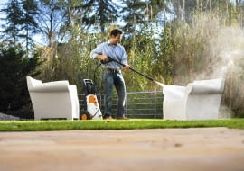 Białe meble ogrodowe