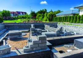 Tradycyjne fundamenty  pod budynki jednorodzinne mają najczęściej postać betonowych lub żelbetowych ław oraz ścian murowanych z bloczków betonowych