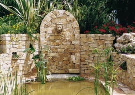 ZRODELKO SCIENNE RZEZBA WAPIEN WODA JEZIORKO CYPERUS CIBORA ROSLINA WODNA ZDROJ FONTANNA MUR