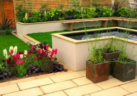 W tym nowoczesnym ogrodzie wodę ujęto w ramy murowanej niecki, wyniesionej ponad ziemię