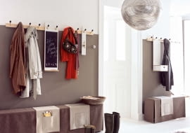 Wąskie, wysokie wnętrze można optycznie obniżyć, malując górną część ściany na jasny kolor - taki sam jak sufit. To zdecydowanie poprawi proporcje pomieszczenia.