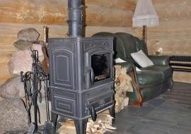 Piec kominkowy w domu z bali