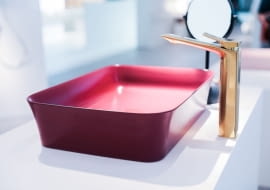 Kolorowa umywalka to dominujący akcent w łazience