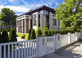 Trendy w designie zmieniają się, ale w inwestycjach premium niezmiennie stawia się na uwydatnianie dużego metrażu poprzez wysokie kondygnacje, antresole czy przestronne ogrody.