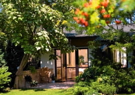 <B>Ewa Wajnert, warszawianka z krwi i kości, kiedyś nawet nie podejrzewała, że może pokochać wieś, a tym bardziej na niej zamieszkać. Do czasu. Przyszedł bowiem taki moment, że zapragnęła ciszy, spokoju i przestrzeni. Wtedy kupiła parterowy dom z widokiem na park krajobrazowy i urządziła go rzeczami z duszą.</B> <BR />Takiego ogrodu i takiego widoku z okien nie można mieć?w?mieście. Latem pani Ewa pije poranną kawę na? tarasie - kamienne płytki zostały?tam położone bez fug, dzięki czemu wyglądają tak naturalnie, jakby były?w?tym miejscu od zawsze.