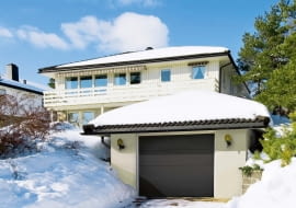 Zimą garaż z automatyką to prawdziwy luksus - nie trzeba odśnieżać samochodu, wystawiać się na chłód, by otworzyć bramę - pod warunkiem, że będzie ona utrzymana w dobrym stanie.