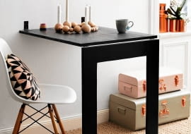 <B>Jeśli trzeba jest stolikiem, a po złożeniu lustrem, które wisząc na ścianie, nie zajmuje cennego miejsca. Świetna propozycja do małych mieszkań.</B> <BR />Aby rozłożyć stolik, wystarczy ręką przekręcić haki i ostrożnie opuścić na podłogę nogę blatu (ramę lustra).