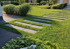 Ścieżka z płyt zatopionych w murawie