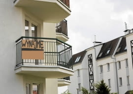 03.07.2013 Olsztyn . Ogloszenie stancji do wynajecia na balkonie bloku przy ul. Iwaszkiewicza . Fot. Przemyslaw Skrzydlo / Agencja Gazeta DLOOL Strony Lokalne Olsztyn SLOWA KLUCZOWE: stancja wynajem studenci mieszkanie ZDJĘCIE DO WKŁADKI: DLOOL Strony Lokalne Olsztyn