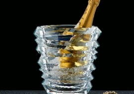 Zimny kryształ. Pojemnik do chłodzenia szampana 'Slice', wykonany z najwyższej jakości niemieckiego szkła kryształowego, 599 zł, dostępny w salonach Rosenthal, Nachtmann