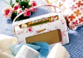 31.07.2008 WARSZAWA SESJA KOLOR WZOR , DEKORACJE NZ SYPIALNIA - WNETRZA , RADIO STYLIZACJA JOANNA PLACHECKA DLA CZASOPISMA CZTERY KATY FOT. ARKADIUSZ SCICHOCKI / AGENCJA GAZETA PUBLIKACJA CZTERY KATY NR 11 (205) - 11 2008