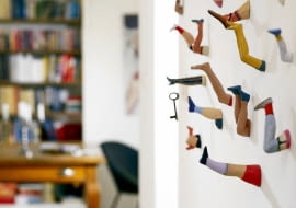 WNETRZE , SCIANA OZDOBIONA NOZKAMI FOT. RAFAL LIPSKI PUBLIKACJA CZTERY KATY NR 1 (148) - 1.2004 SLOWA KLUCZOWE: WNETRZA ZDJĘCIE DO WKŁADKI: PUBLIKACJA CZTERY KATY NR 1 (148) - CZASOPISMA