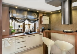 Rolety bywają znacznie bardziej dekoracyjne niż zwykłe zasłony. Dotyczy to zwłaszcza rolet rzymskich i londyńskich - zobaczcie, jak mogą wyglądać we wnętrzu. <BR />OKNA - ROLETA LONDYŃSKA. Gospodarzom zależało, by aranżacja okna stała się istotną dekoracją w prosto urządzonej kuchni. Ale musiała być również praktyczna. Wybrano więc roletę londyńską, która łączy w sobie obie te cechy. Po jej podciągnięciu tworzy się podwójne bufiaste marszczenie - taki efekt powstaje dzięki sznurkom marszczącym tkaninę tylko w trzech miejscach (po bokach oraz w środku).