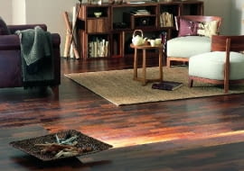 Panele drewniane we wzorzystym kolorze ciemnego egzotycznego drewna panga sprawdzają się we wnętrzach typu kolonialnego