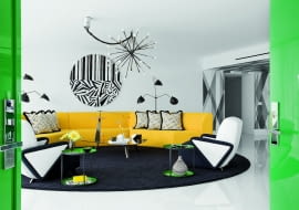 Salon to kompozycja mebli, którą spina w całość okrąg czarnego dywanu (na zamówienie). Fotele są kopiami egzemplarza znalezionego na targu staroci. Lampy za starą odrestaurowaną sofą to reedycje modelu MFL-3 Serge'a Mouille`go z 1952 roku. Stolik ze szklanym blatem - Rodolfo Dordoni dla Minotti.