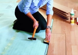 Układanie paneli podłogowych nie jest trudne. Trzeba jednak uważać, by podłoże było dostatecznie wysuszone