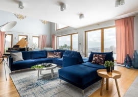 Aranżacja wnętrz domu z fortepianem w tle