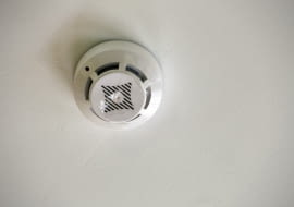 Dlaczego czujnik dymu to obowiązkowy element każdego bezpiecznego domu?