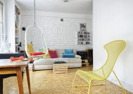 Aranżacja salonu z białą cegłą na ścianie