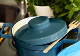<B>Garnki Aromapots to dzieło austriackich projektantów, którzy sięgnęli do wspomnień z dzieciństwa, w których to czasach zapachy gotowanych przez babcię dań rozchodziły się po całym domu. Wspomnienia zostały zamknięte w nowej formie. Asceza, ekologia i funkcjonalność to główne zalety Aromapots. Oryginalny kształt sprawia, że garnki można przechowywać jeden w drugim, durszlak może służyć także do gotowania na parze, a pokrywka każdego garnka znakomicie sprawdzi się jako podstawka pod garnek. Aromapots to garnki emaliowane - gotowane w nich potrawy zachowują smak i aromat, stąd nazwa kolekcji.</B> <BR />Garnek 0,75l, 485 zł, homehome.pl