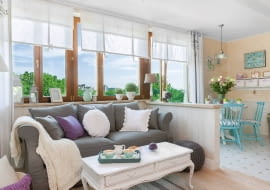 W otwartej przestrzeni (o powierzchni 22 m kw.) urządzono salonik, jadalnię i aneks kuchenny. Kącik wypoczynkowy od jadalnego oddziela niewysoki murowany murek. Ściany przy stole są wykończone tapetą imitującą przetarty tynk oraz lamperią z płytek (takich jak nad blatem w kuchni).