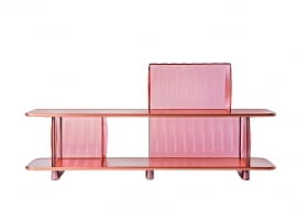 Dewey. Projekt Patricii Urquioli. Dwie półki z lakierowanego na modną miedź drewna, połączone przesłonami z transparentnego plastiku. Wzór, Kartell