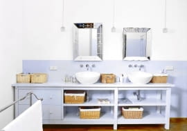 <B>Łazienka bez półek? Trudno to sobie wyobrazić. Pełnią bardzo praktyczną funkcję, a gdy są otwarte - również dekorują wnętrze. Starajmy się zatem eksponować na nich efektowne drobiazgi.</B> <BR />W wiklinowych koszyczkach mieści się mnóstwo drobiazgów, dzięki czemu w łazience łatwiej utrzymać porządek. Do przechowywania większych (i mniej estetycznych) rzeczy służą dwie głębokie szuflady. Otwarte półki pod umywalkami ułatwiają dostęp do syfonów.