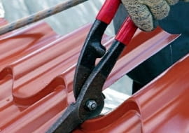 Blachodachówkę powinno się przycinać specjalnymi nożycami, które nie niszczą krawędzi arkuszy