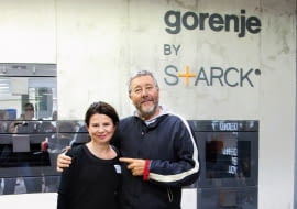 Philippe Starck z Ewą Maciąg, dziennikarką "Domu & Wnętrza" na targach IFA w Berlinie