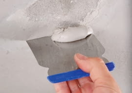 17.06.2007 WARSZAWA KROK PO KROKU LIKWIDACJA ZACIEKOW NA SUFICIE ORAZ MONTAZ DRZWI WE WNECE LAZIENKOWEJ DLA CZTERY KATY NZ. SZPACHLA GIPS REKA DLON NAKLADANIE SZPACHLI GIPSOWEJ GLADZ TYNKOWA FOT. WOJCIECH SURDZIEL / AGENCJA GAZETA